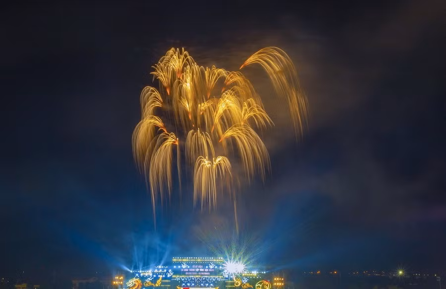 Pháo hoa tầm thấp. (Ảnh: Duy Khương/TTXVN)