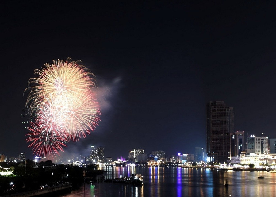 Một màn trình diễn pắn pháo hoa. (Ảnh: Thanh Vũ/TTXVN) Một màn trình diễn pắn pháo hoa. (Ảnh: Thanh Vũ/TTXVN)