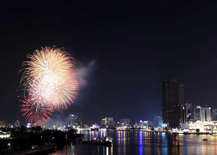 Một màn trình diễn pắn pháo hoa. (Ảnh: Thanh Vũ/TTXVN)