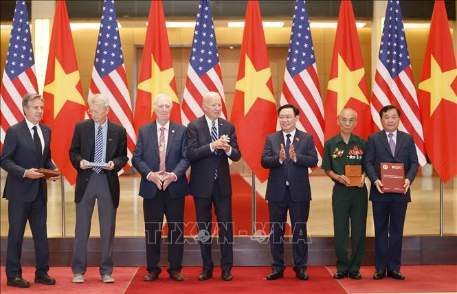 Chủ tịch Quốc hội Vương Đình Huệ và Tổng thống Hoa Kỳ Joe Biden chứng kiến lễ trao kỷ vật, nhật ký chiến tranh. Chủ tịch Quốc hội Vương Đình Huệ và Tổng thống Hoa Kỳ Joe Biden chứng kiến lễ trao kỷ vật, nhật ký chiến tranh.