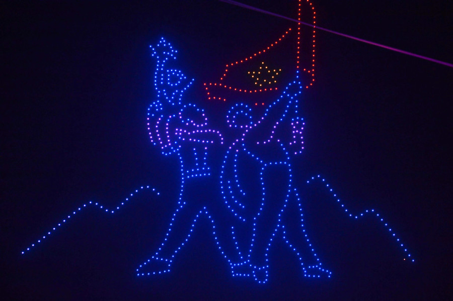 Tạo hình tượng đài chiến thắng Điện Biên Phủ. Ảnh: ĐÌNH HUY