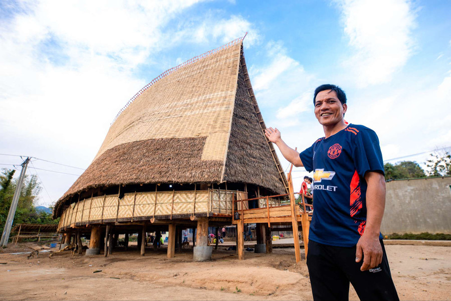Anh A Ngõa - Trưởng thôn Kon Vi Vàng vui mừng giới thiệu nhà rông mới. Ảnh: NB