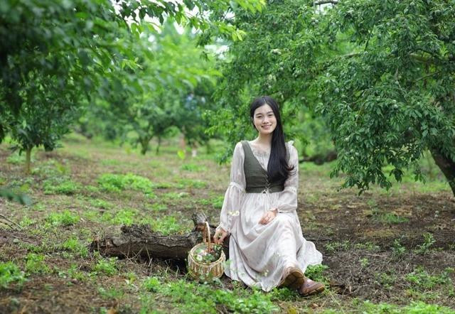 Khách du lịch lên Mộc Châu check-in, trải nghiệm hái mận dịp nghỉ lễ 30.4-1.5. Ảnh: ĐINH PHÚC