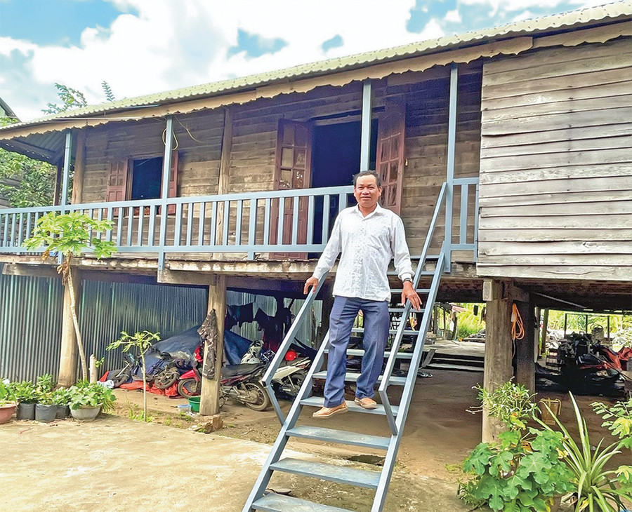 Cũng như cha mình, ông Siu Thiên (con trai thứ 2 của ông Ama Nhơn)-Chủ tịch UBND xã Ia Piar cũng hết sức quan tâm đến đời sống người dân tộc thiểu số tại các thôn, làng trên địa bàn xã. Ảnh: Minh Nguyễn