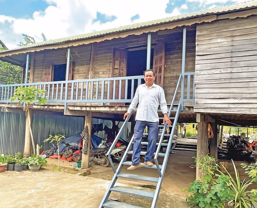 Cũng như cha mình, ông Siu Thiên (con trai thứ 2 của ông Ama Nhơn)-Chủ tịch UBND xã Ia Piar cũng hết sức quan tâm đến đời sống người dân tộc thiểu số tại các thôn, làng trên địa bàn xã. Ảnh: Minh Nguyễn