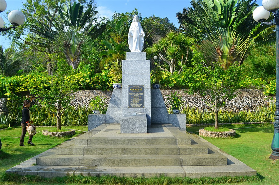 Mộ thi nhân Hàn Mặc Tử. Ảnh: T.H Mộ thi nhân Hàn Mặc Tử. Ảnh: T.H