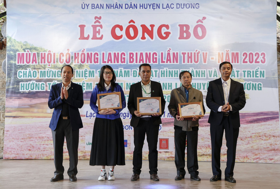 Bí thư Huyện ủy Lạc Dương Sử Thanh Hoài (bìa trái) và Phó Chủ tịch UBND huyện Lạc Dương CilPoh (bìa phải) tặng hoa cho các đơn vị tài trợ Bí thư Huyện ủy Lạc Dương Sử Thanh Hoài (bìa trái) và Phó Chủ tịch UBND huyện Lạc Dương CilPoh (bìa phải) tặng hoa cho các đơn vị tài trợ