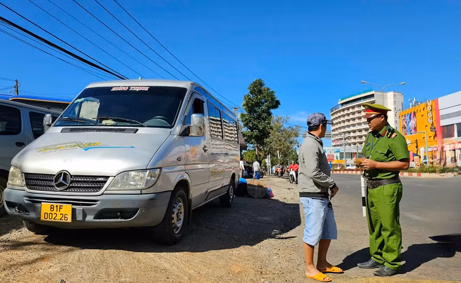 Công an TP. Pleiku kiểm tra phương tiện vận chuyển hành khách. Ảnh: T.T