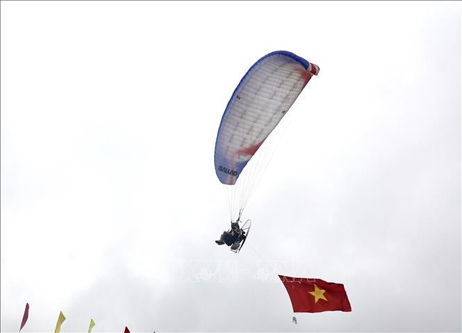 Du khách được chiêm ngưỡng màn bay biểu diễn dù bay của các phi công.