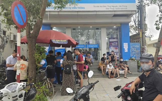 Người dân Hải Phòng đi thay sim, mua sim mới để liên lạc thông tin. Người dân Hải Phòng đi thay sim, mua sim mới để liên lạc thông tin.