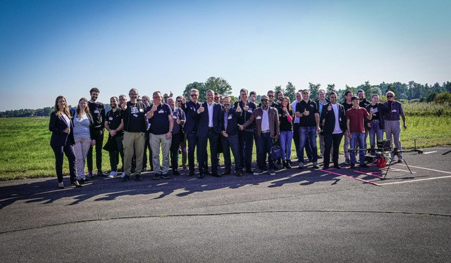 Máy bay không người lái của Việt Nam gây ấn tượng trên bầu trời nước Đức - Ảnh 3. Chuyến bay kết thúc trong sự thán phục của các chuyên gia trong nhiều lĩnh vực có liên quan. Ảnh: CTV