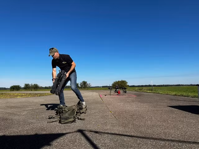 "Phi công" Idan đưa Hera từ trong balo đeo trên vai xuống chuẩn bị bay.Ảnh: CTV