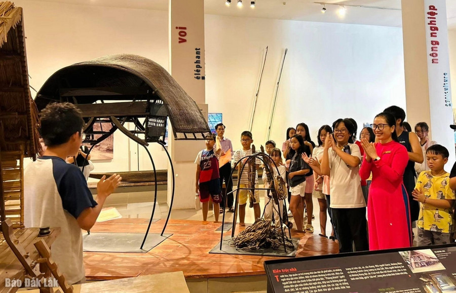 Các du khách nhỏ tuổi tham quan, tìm hiểu về dụng cụ săn voi tại Bảo tàng Đắk Lắk.