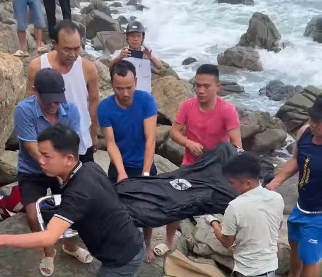 Cơ quan chức năng đưa thi thể anh Đ. về với gia đình