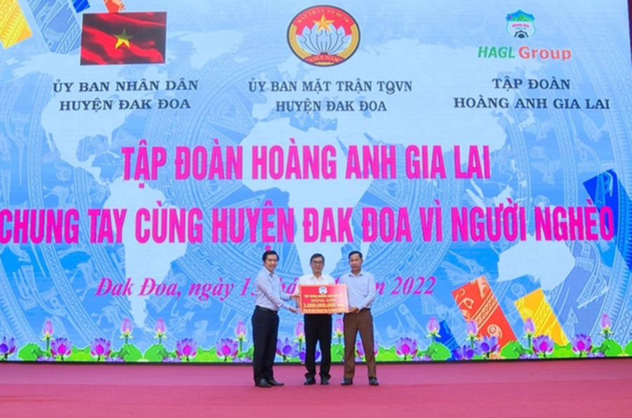 Đại diện Tập đoàn Hoàng Anh Gia Lai trao bảng tượng trưng ủng hộ 3 tỷ đồng cho Quỹ "Vì người nghèo" huyện Đak Đoa. Ảnh: Ngọc Anh Đại diện Tập đoàn Hoàng Anh Gia Lai trao bảng tượng trưng ủng hộ 3 tỷ đồng cho Quỹ "Vì người nghèo" huyện Đak Đoa. Ảnh: Ngọc Anh