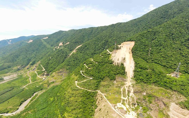 Những cột điện cao chót vót trên dãy Hoành Sơn Những cột điện cao chót vót trên dãy Hoành Sơn