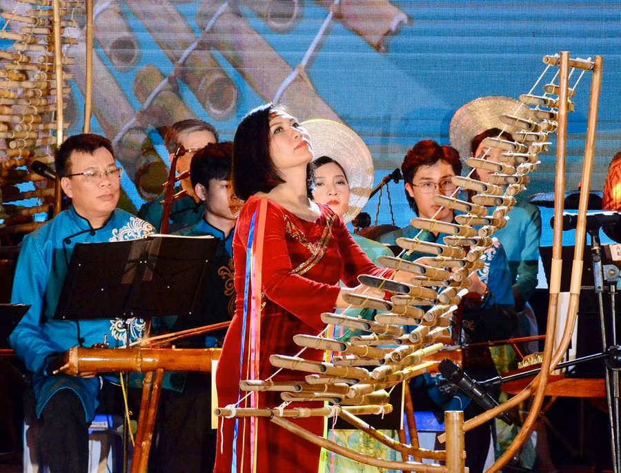 Nghệ sĩ Nhân dân Hoa Đăng trong một tiết mục diễn tấu t'rưng. Ảnh: P.D