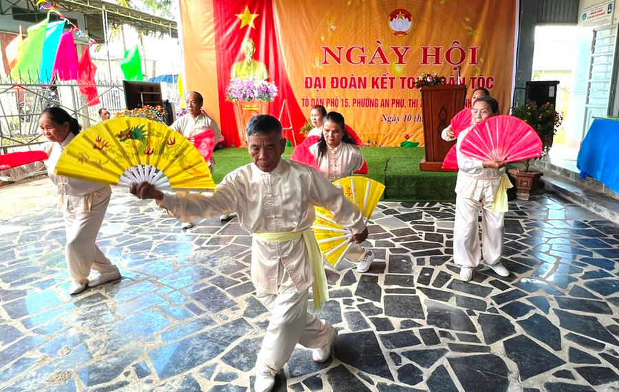 Người dân phường An Phú (thị xã An Khê) tích cực tham gia các phong trào văn hóa-thể thao. Ảnh: Đ.Y Người dân phường An Phú (thị xã An Khê) tích cực tham gia các phong trào văn hóa-thể thao. Ảnh: Đ.Y