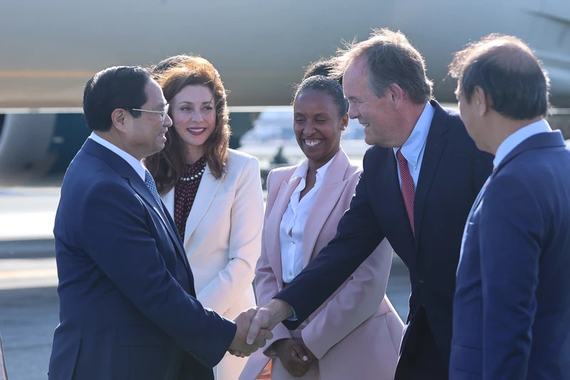 Đại diện thành phố San Francisco, Đại sứ Việt Nam tại Hoa Kỳ Nguyễn Quốc Dũng, Tổng Lãnh sự Việt Nam tại San Francisco Hoàng Anh Tuấn và một số cán bộ Tổng Lãnh sự quán đón Thủ tướng Phạm Minh Chính. Đại diện thành phố San Francisco, Đại sứ Việt Nam tại Hoa Kỳ Nguyễn Quốc Dũng, Tổng Lãnh sự Việt Nam tại San Francisco Hoàng Anh Tuấn và một số cán bộ Tổng Lãnh sự quán đón Thủ tướng Phạm Minh Chính.