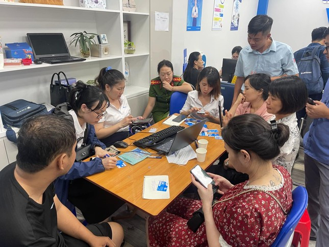 Người dân TP. Hạ Long (Quảng Ninh) đi thay sim điện thoại để liên lạc. Người dân TP. Hạ Long (Quảng Ninh) đi thay sim điện thoại để liên lạc.