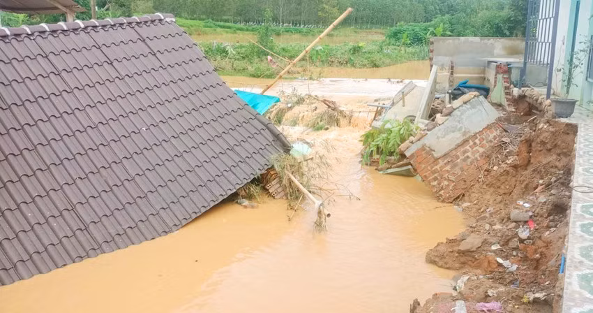 Một căn nhà dân bị nước cuốn trôi. Ảnh: HP