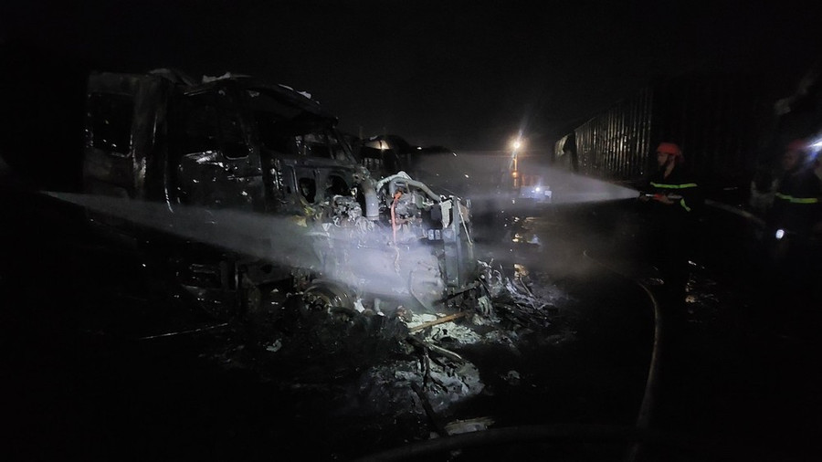 Hiện trường xe đầu kéo bị thiêu rụi trơ lại đống sắt.