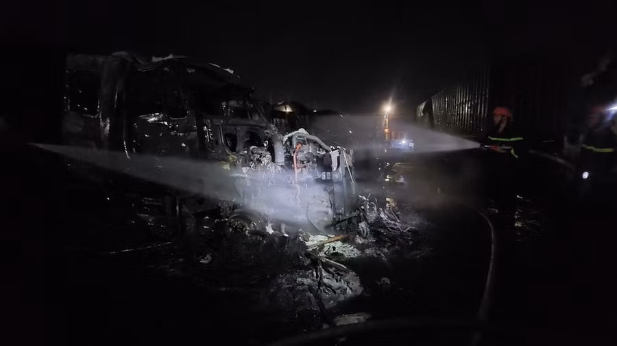 Hiện trường xe đầu kéo bị thiêu rụi trơ lại đống sắt.