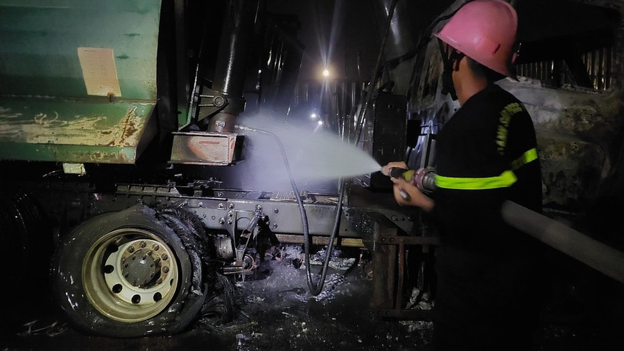 Lửa lớn được dập tắt, lực lượng chữa cháy nỗ lực dập các tàn lửa