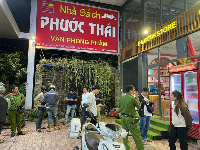 Bắt kẻ cướp dùng súng xông vào nhà sách ở Đồng Nai - Ảnh 3. Công an thực nghiệm, điều tra lại hiện trường vụ cướp