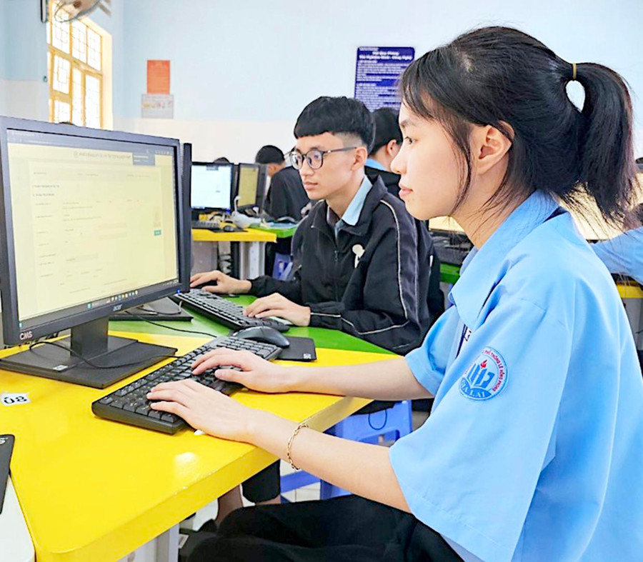 Học sinh lớp 12 Trường THPT Lê Hồng Phong (huyện Đak Đoa) thực hiện ĐKDT tốt nghiệp THPT năm 2024 trên hệ thống quản lý thi. Ảnh: Mộc Trà