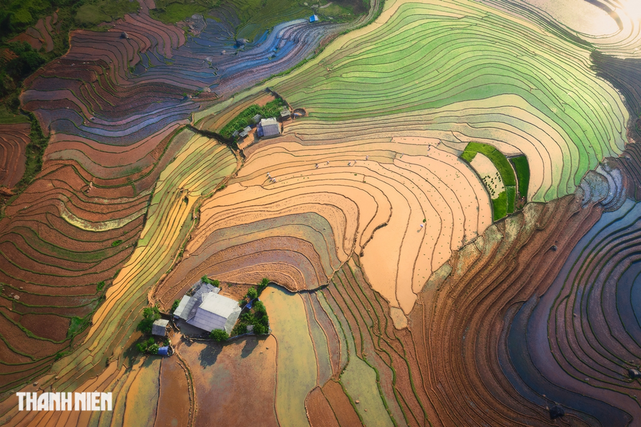 Ở hạng mục Chùm ảnh (Series), nhiếp ảnh gia Cao Kỳ Nhân còn có 2 bộ gồm 16 ảnh được Ban giám khảo đánh giá cao, trong đó có bộ ảnh Sắc màu của Việt Nam, khắc họa vẻ đẹp phong cảnh, làng nghề Việt Nam đa dạng và đầy sắc màu trên dải đất hình chữ S. Mùa nước đổ vùng cao miền Bắc vào khoảng tháng 5 - 6 là một đặc sản du lịch, thu hút du khách, các nhiếp ảnh gia đổ về chiêm ngưỡng. Một số điểm đến mùa nước đổ đáng chú ý ở huyện Bát Xát, Lào Cai là Sàng Ma Sáo (ảnh), Mường Hum và Dền Sáng