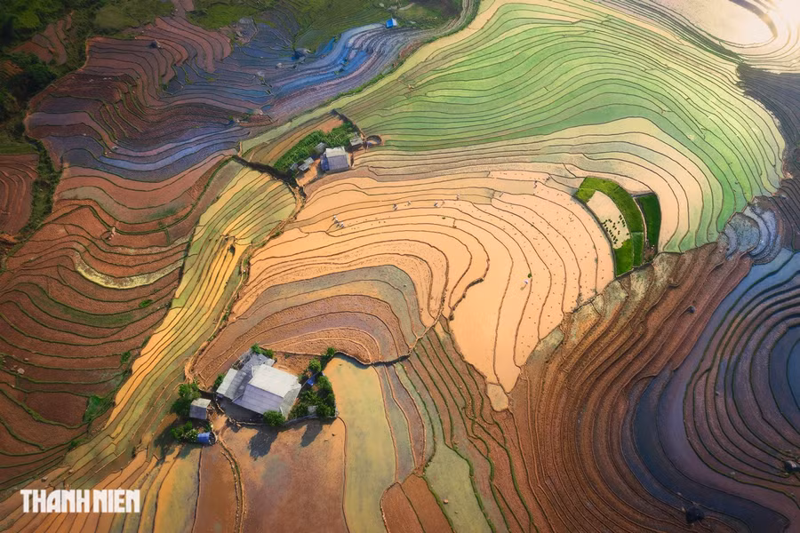 Ở hạng mục Chùm ảnh (Series), nhiếp ảnh gia Cao Kỳ Nhân còn có 2 bộ gồm 16 ảnh được Ban giám khảo đánh giá cao, trong đó có bộ ảnh Sắc màu của Việt Nam, khắc họa vẻ đẹp phong cảnh, làng nghề Việt Nam đa dạng và đầy sắc màu trên dải đất hình chữ S. Mùa nước đổ vùng cao miền Bắc vào khoảng tháng 5 - 6 là một đặc sản du lịch, thu hút du khách, các nhiếp ảnh gia đổ về chiêm ngưỡng. Một số điểm đến mùa nước đổ đáng chú ý ở huyện Bát Xát, Lào Cai là Sàng Ma Sáo (ảnh), Mường Hum và Dền Sáng