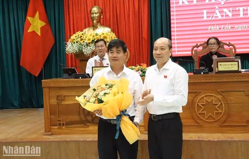 Đồng chí Phạm Ngọc Nghị, Phó Bí thư Tỉnh ủy, Chủ tịch Ủy ban nhân dân tỉnh Đắk Lắk tặng hoa chúc mừng tân Phó Chủ tịch Ủy ban nhân dân tỉnh Nguyễn Thiên Văn.