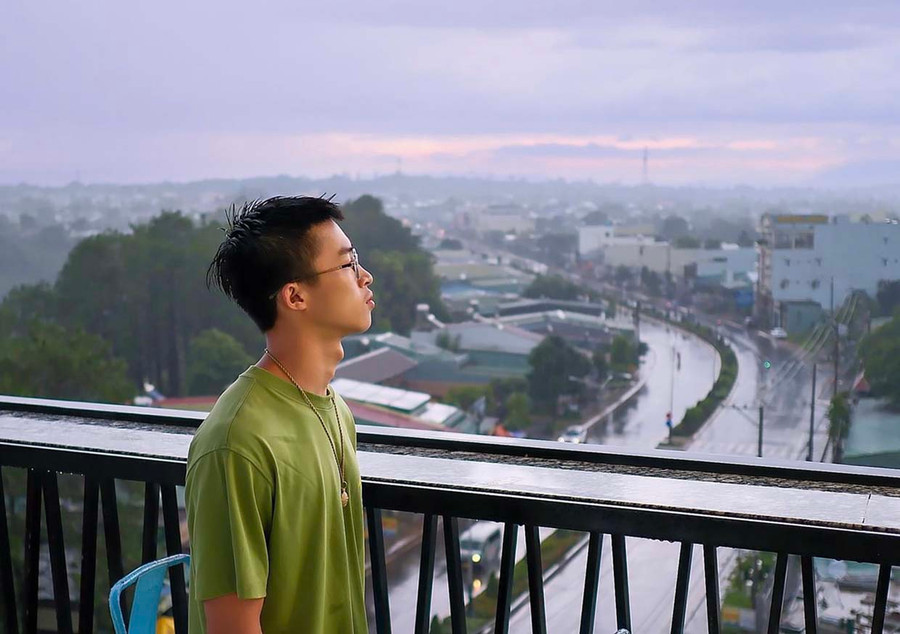 Rapper Hoàng KayLee và &quot;Một chiều mưa phố núi&quot;. Ảnh: Bi Ly