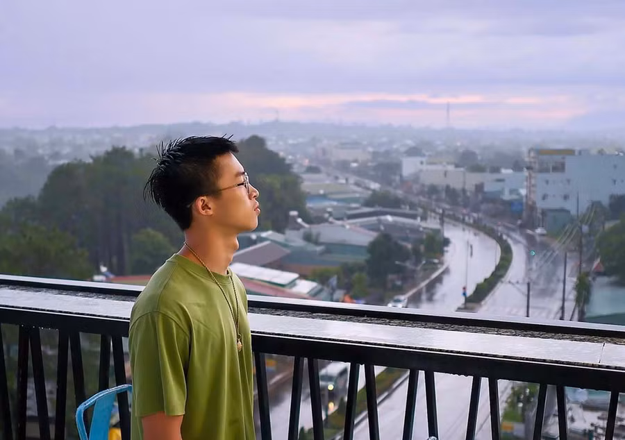 Rapper Hoàng KayLee và "Một chiều mưa phố núi". Ảnh: Bi Ly Rapper Hoàng KayLee và "Một chiều mưa phố núi". Ảnh: Bi Ly