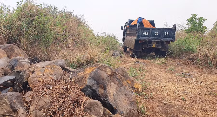 Chiếc xe tải vội vã rời khỏi hiện trường khai thác đá trái phép. Ảnh: Nguyễn Tú