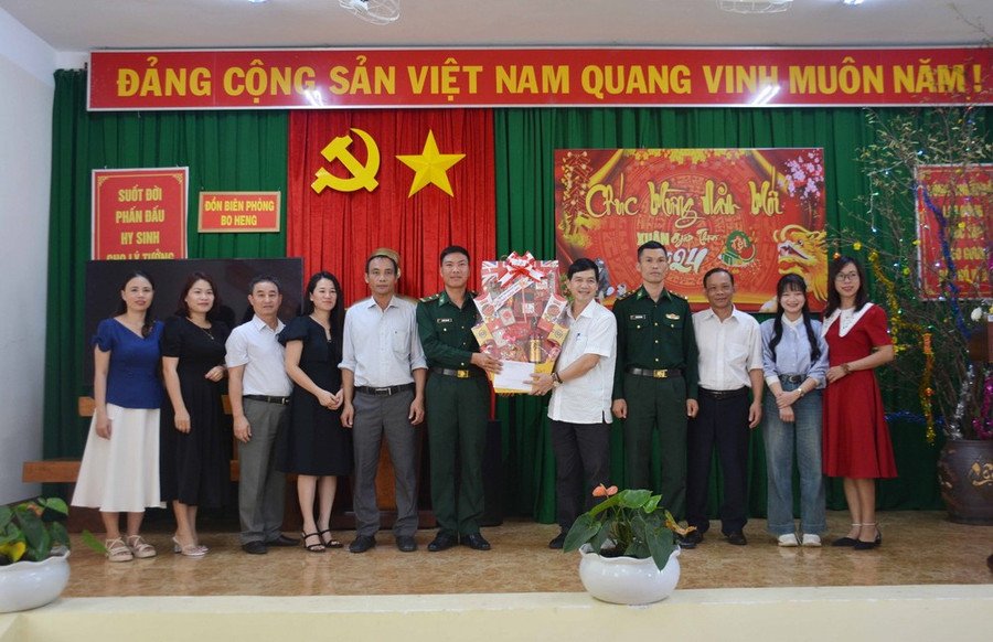 Trung tâm Kiểm soát bệnh tật tỉnh Đắk Lắk, đơn vị kết nghĩa, tổ chức thăm, tặng quà, chúc Tết Đồn Biên phòng Bo Heng. (Ảnh: Hoài Thu/TTXVN) Trung tâm Kiểm soát bệnh tật tỉnh Đắk Lắk, đơn vị kết nghĩa, tổ chức thăm, tặng quà, chúc Tết Đồn Biên phòng Bo Heng. (Ảnh: Hoài Thu/TTXVN)