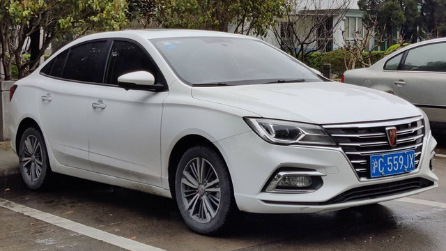 Xe Trung Quốc Roewe i5 tại quê nhà