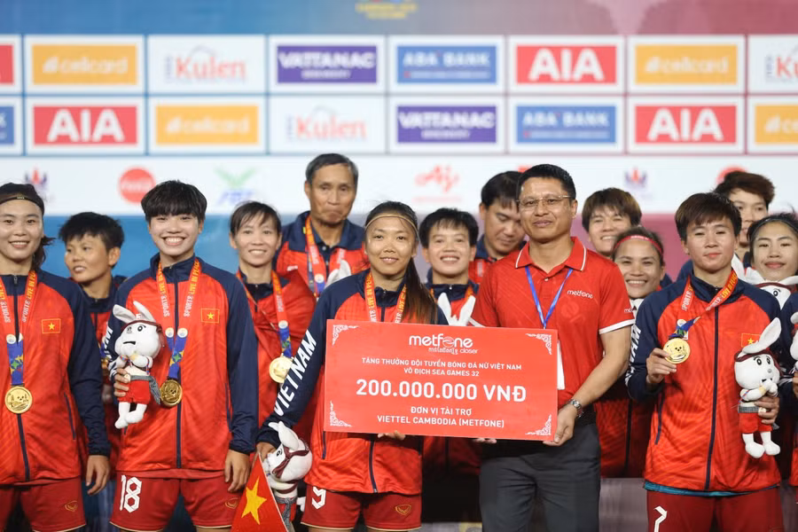 Công ty Metfone thưởng nóng cho đội nữ 200 triệu đồng. Ảnh: VIETTEL FC