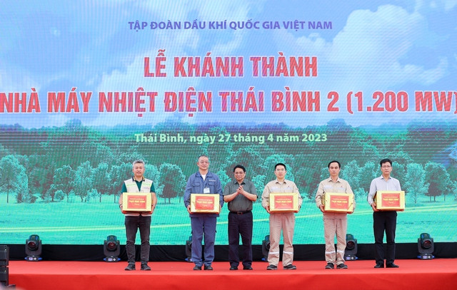 Thủ tướng tặng quà người lao động của Nhà máy Nhiệt điện Thái Bình 2. Ảnh: VGP/Nhật Bắc