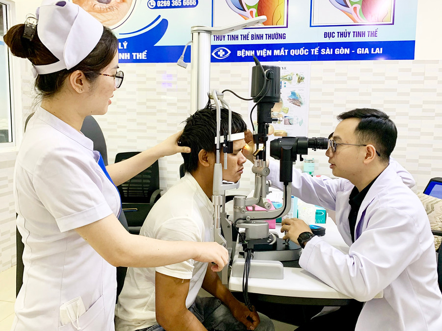 Bác sĩ khám mắt cho anh Rơ Lan Đuyn. Ảnh: Như Ý
