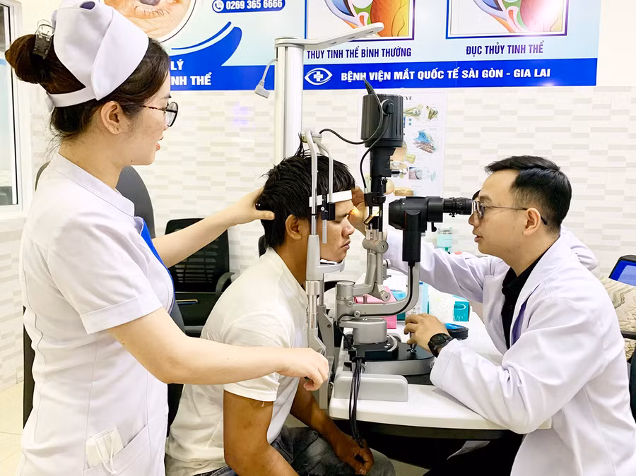 Bác sĩ khám mắt cho anh Rơ Lan Đuyn. Ảnh: Như Ý