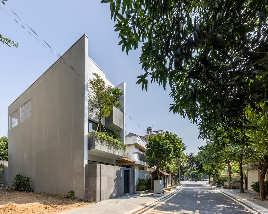 Việc cải tạo đã giúp không gian sống của gia chủ trở nên gần gũi thiên nhiên hơn, yên bình hơn và mát mẻ hơn. Đây cũng là xu hướng nổi bật trong thiết kế kiến trúc nhà phố đô thị đương đại, là phong cách sống được nhiều cư dân đô thị theo đuổi. Việc cải tạo đã giúp không gian sống của gia chủ trở nên gần gũi thiên nhiên hơn, yên bình hơn và mát mẻ hơn. Đây cũng là xu hướng nổi bật trong thiết kế kiến trúc nhà phố đô thị đương đại, là phong cách sống được nhiều cư dân đô thị theo đuổi.