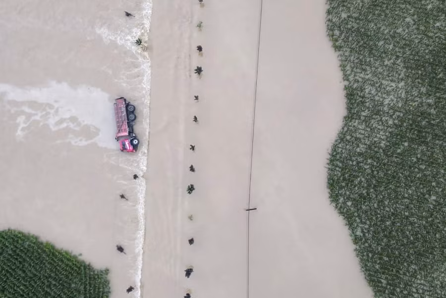 Quan chức Trung Quốc thiệt mạng khi thị sát lũ lụt ở Thư Lan, tỉnh Cát Lâm. Ảnh: Xinhua