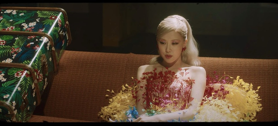 Rosé - thành viên khác của Blackpink - từng mặc đồ của Công Trí trong MV Gone. Ảnh chụp màn hình.