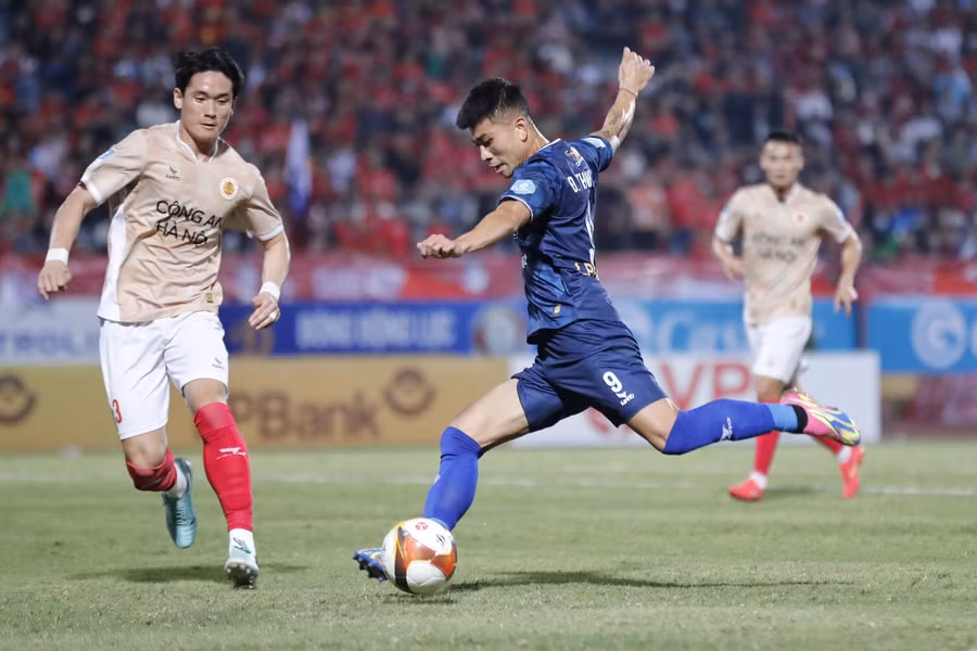 Tiền đạo Đinh Thanh Bình trong trận CLB HAGL thua 1-2 trước CLB CAHN Tiền đạo Đinh Thanh Bình trong trận CLB HAGL thua 1-2 trước CLB CAHN