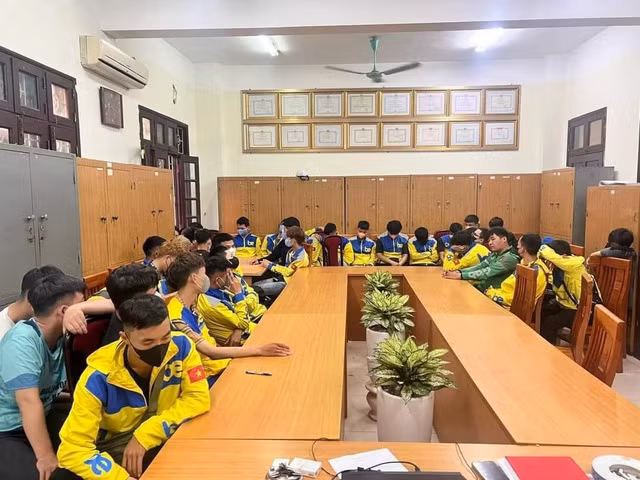 Nhóm tài xế xe ôm công nghệ Be tại cơ quan điều tra. Ảnh: ThùyAn