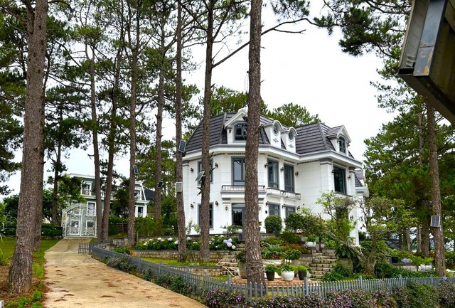 Dự án KDL Nam Hồ có 92 công trình nhưng có tới 88 công trình xây dựng sai phép với nhiều mức độ. Dự án KDL Nam Hồ có 92 công trình nhưng có tới 88 công trình xây dựng sai phép với nhiều mức độ.