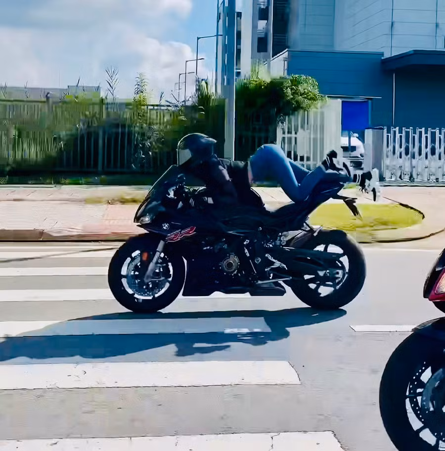 Hình ảnh người mẫu Ngọc Trinh lái xe mô tô phân khối lớn, rồi nằm trên yên xe