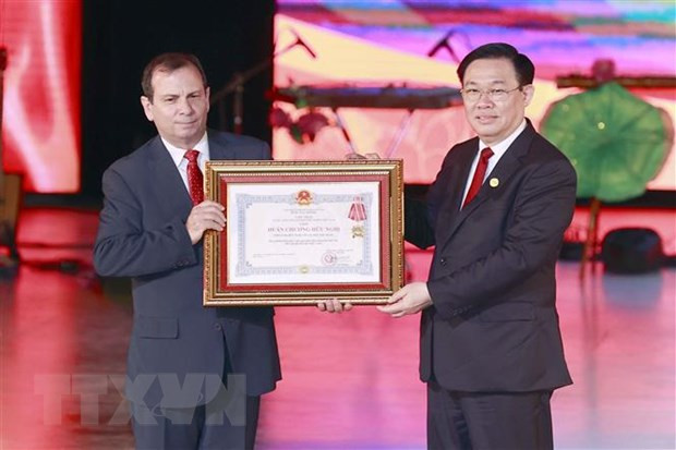Chủ tịch Quốc hội Vương Đình Huệ trao Huân chương Hữu nghị tặng Viện Cuba Hữu nghị với các dân tộc (ICAP). (Ảnh: Doãn Tấn/TTXVN) Chủ tịch Quốc hội Vương Đình Huệ trao Huân chương Hữu nghị tặng Viện Cuba Hữu nghị với các dân tộc (ICAP). (Ảnh: Doãn Tấn/TTXVN)